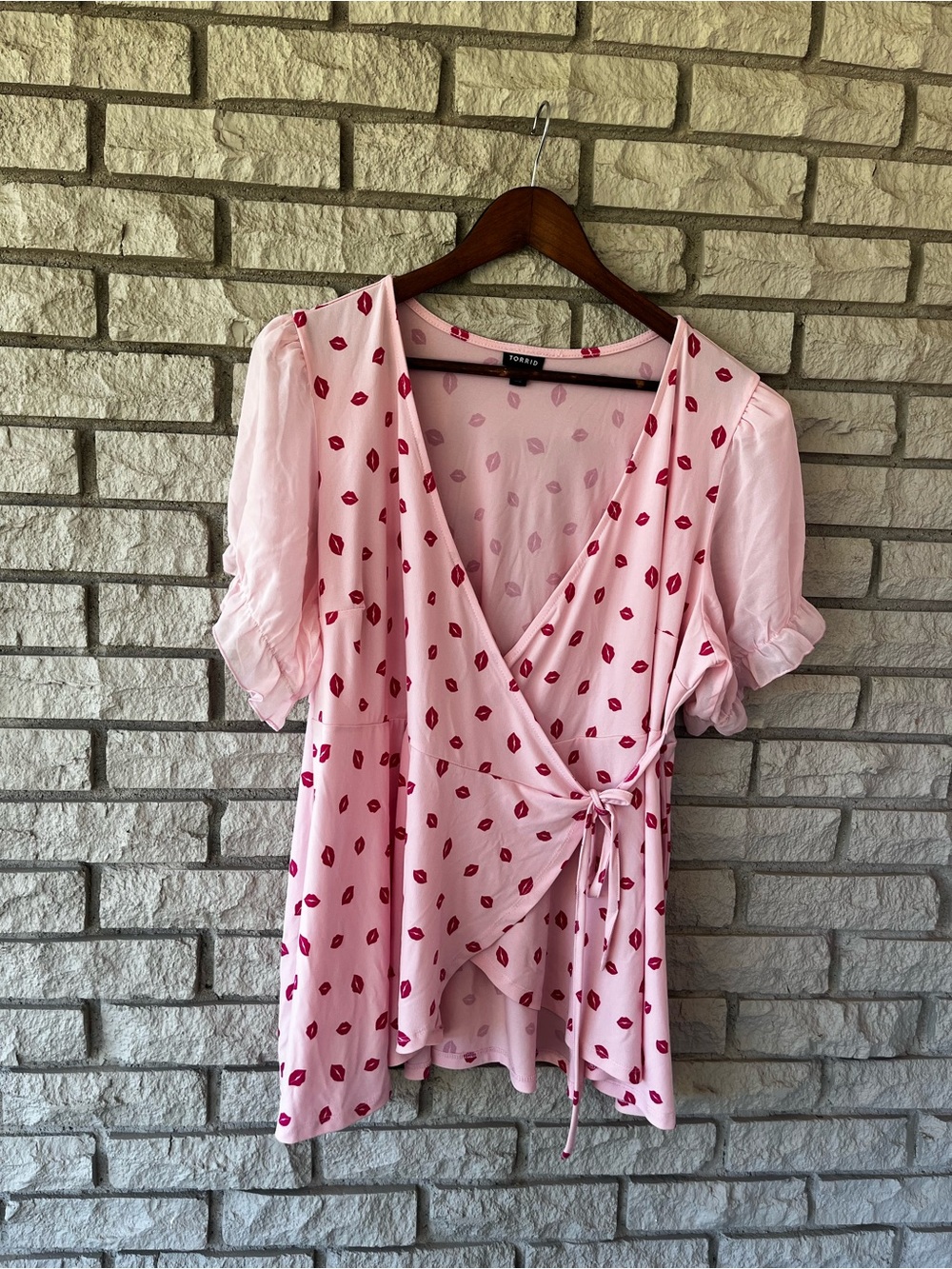 Torrid Light Pink Fuchsia Lips
Vneck Puff Sleeve Wrap Blouse 
Size 2X